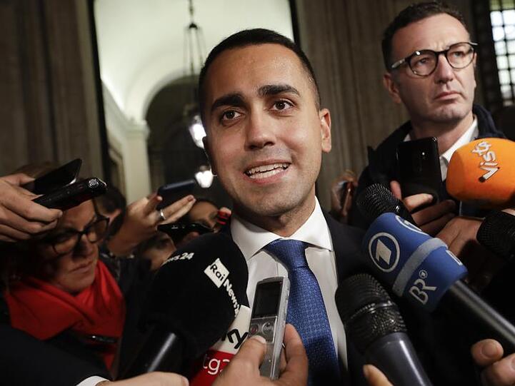 Vize-Regierungschef Luigi Di Maio äußert sich in Rom vor Journalisten zum italienischen Haushalt.