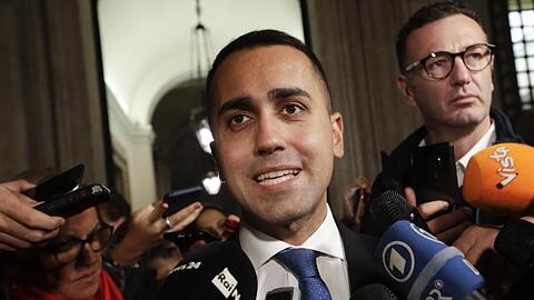 Vize-Regierungschef Luigi Di Maio äußert sich in Rom vor Journalisten zum italienischen Haushalt.