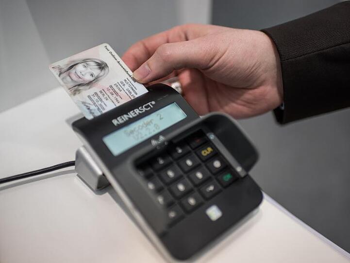 Mit den neuen E-Personalausweisen lassen sich jetzt schon manche Verwaltungsvorgänge online erledigen.