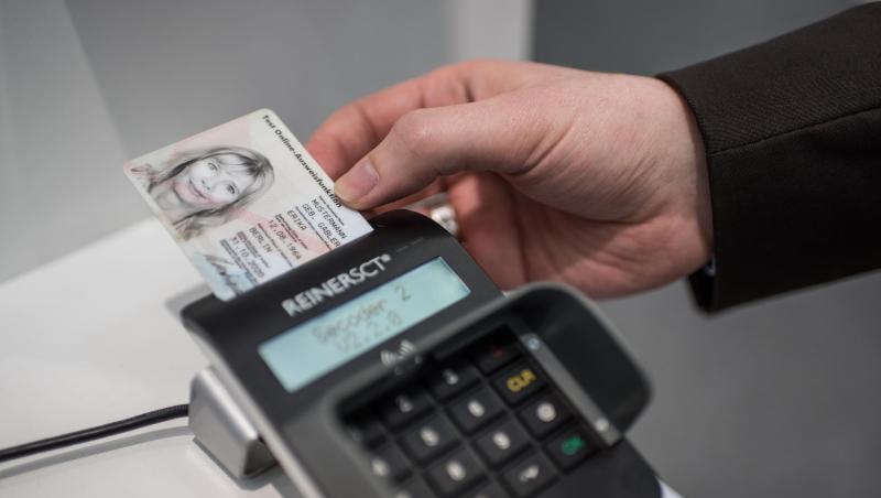 Mit den neuen E-Personalausweisen lassen sich jetzt schon manche Verwaltungsvorgänge online erledigen. Mit den neuen E-Personalausweisen lassen sich jetzt schon manche Verwaltungsvorgänge online erledigen.