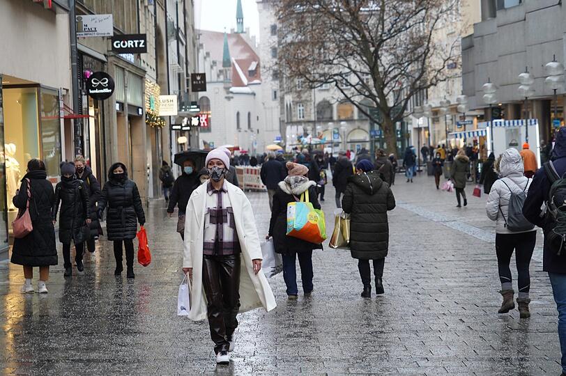 Kein Christkindlmarkt, Angst vor Corona: Deutlich weniger Münchner als in den vergangenen Jahren shoppen derzeit Weihnachtsgeschenke in der Fußgängerzone.