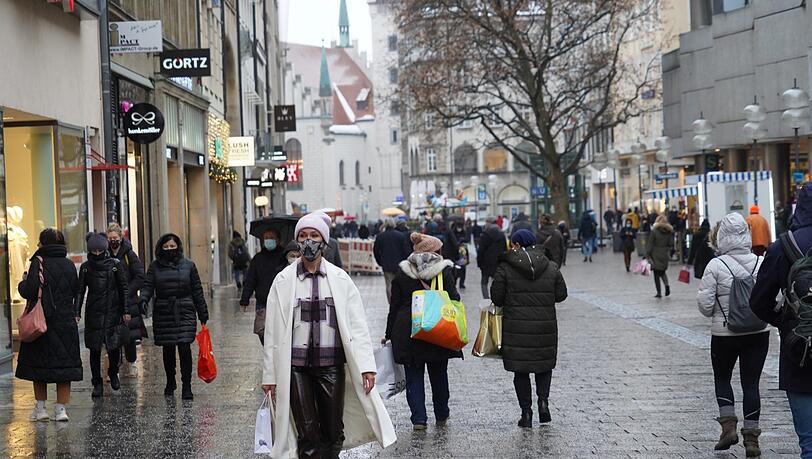 Kein Christkindlmarkt, Angst vor Corona: Deutlich weniger Münchner als in den vergangenen Jahren shoppen derzeit Weihnachtsgeschenke in der Fußgängerzone. Kein Christkindlmarkt, Angst vor Corona: Deutlich weniger Münchner als in den vergangenen Jahren shoppen derzeit Weihnachtsgeschenke in der Fußgängerzone.