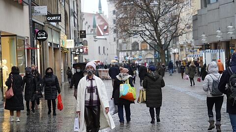 Kein Christkindlmarkt, Angst vor Corona: Deutlich weniger Münchner als in den vergangenen Jahren shoppen derzeit Weihnachtsgeschenke in der Fußgängerzone.