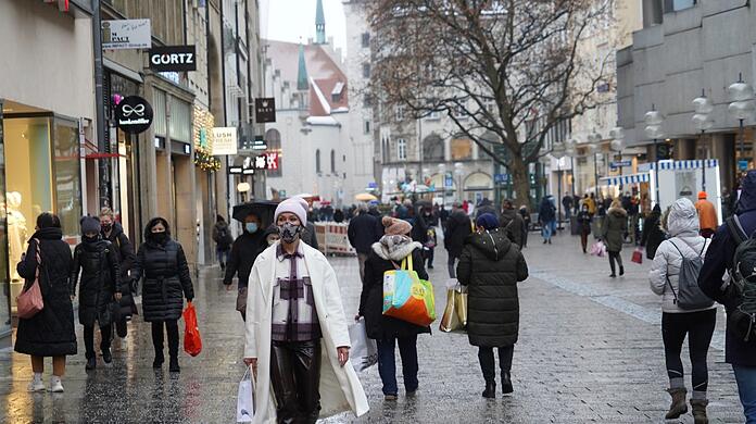 Kein Christkindlmarkt, Angst vor Corona: Deutlich weniger Münchner als in den vergangenen Jahren shoppen derzeit Weihnachtsgeschenke in der Fußgängerzone.