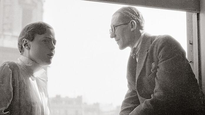 Ein Herz und eine Seele? Le Corbusier profitiert von Charlotte Perriand und lässt ihr freie Hand. Hier besprechen sich die beiden in ihrem Atelier hoch über der Place Saint Sulpice (1928).