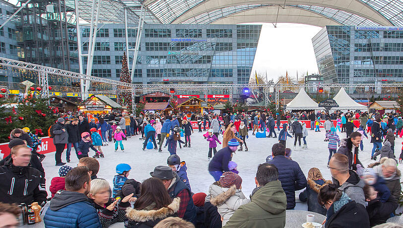 Die große Eisfläche lädt zum Schlittschuhlaufen und Eisstockschießen ein. Die große Eisfläche lädt zum Schlittschuhlaufen und Eisstockschießen ein.