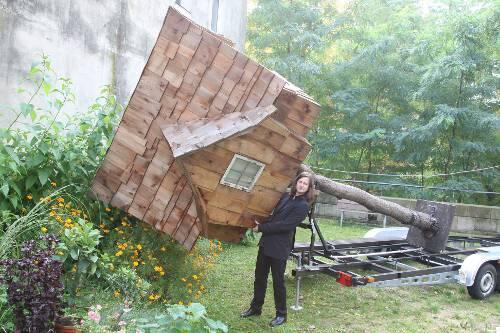 Sinnbild der Geborgenheit: Wolfgang Karl May platziert im Zumikon ein mobiles Baumhaus als Fluchtpunkt.