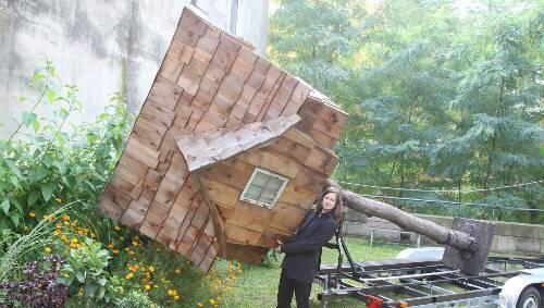 Sinnbild der Geborgenheit: Wolfgang Karl May platziert im Zumikon ein mobiles Baumhaus als Fluchtpunkt. Sinnbild der Geborgenheit: Wolfgang Karl May platziert im Zumikon ein mobiles Baumhaus als Fluchtpunkt.
