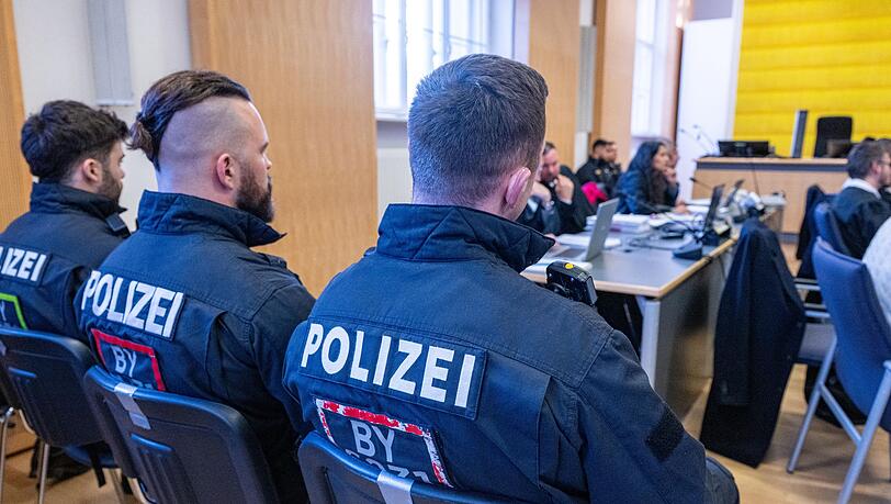 Laut Anklage überwältigten vier Männer am 17. August 2024 einen Mitarbeiter des BKH Straubing, um die Öffnung der Pforte zu erzwingen.