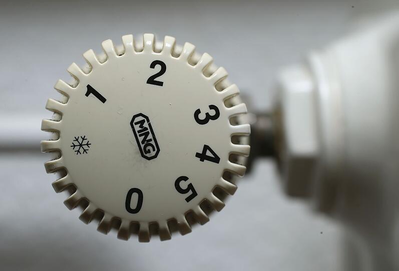 Natürlich soll die Wohnung im Winter schön warm sein, wenn Sie abends nach Hause kommen. Aber den ganzen Tag zu heizen, ist reine Verschwendung. Cleverer: programmierbare Thermostate, die zu einer bestimmten Zeit anspringen. Dabei muss es nicht sündhaft teure und voll vernetzte Smart-Home-Technik sein. Ach ja: Erinnern Sie sich noch an die vier Tonnen CO₂, die so ein Flug nach New York verursacht? Eine schlecht gedämmte Altbauwohnung mit 130 Quadratmeter verursacht im Schnitt 4,6 Tonnen CO₂ pro Jahr. Natürlich soll die Wohnung im Winter schön warm sein, wenn Sie abends nach Hause kommen. Aber den ganzen Tag zu heizen, ist reine Verschwendung. Cleverer: programmierbare Thermostate, die zu einer bestimmten Zeit anspringen. Dabei muss es nicht sündhaft teure und voll vernetzte Smart-Home-Technik sein. Ach ja: Erinnern Sie sich noch an die vier Tonnen CO₂, die so ein Flug nach New York verursacht? Eine schlecht gedämmte Altbauwohnung mit 130 Quadratmeter verursacht im Schnitt 4,6 Tonnen CO₂ pro Jahr.