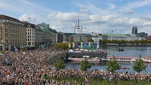 In Hamburg zogen nach Veranstalterangaben rund 25.000 Menschen durch die Innenstadt.