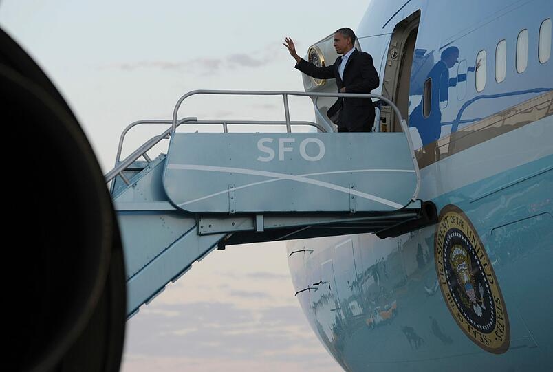 Der Präsident spendet Trost: Barack Obama besuchte am Sonntag Aurora, den Schauplatz der Kino-Schießerei in Colorado.