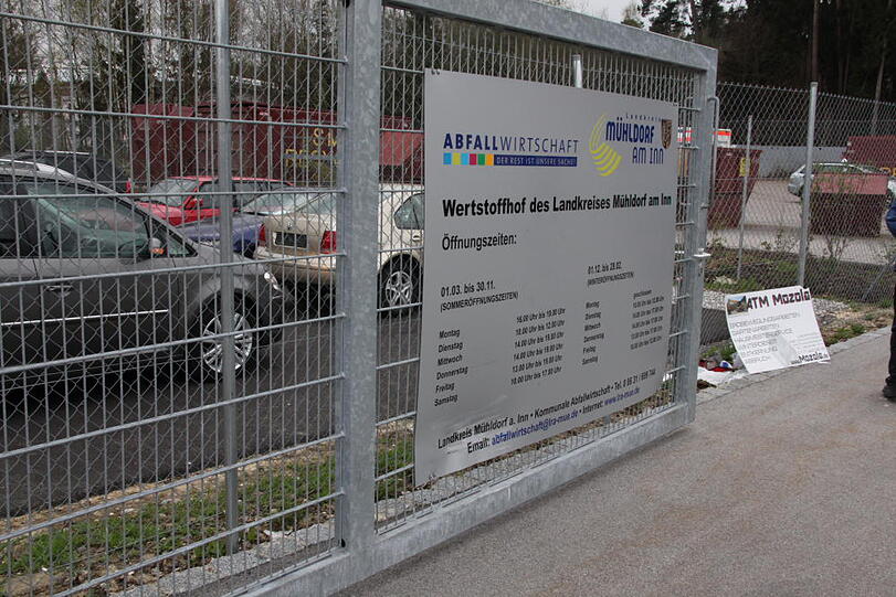 Schwerer Unfall am Werstoffhof: Als eine Mitarbeiterin das Tor von innen öffnen will, fährt ein Autofahrer von außen dagegen. Er hat das Gaspedal seines Automatik-Autos mit der Bremse verwechselt. Die 45-Jährige wird schwer verletzt.