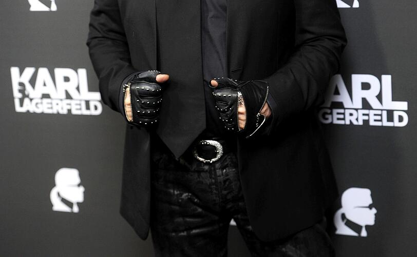 Unverkennliches Markenzeichen von Karl Lagerfeld: Schwarze Lederhandschuhe.