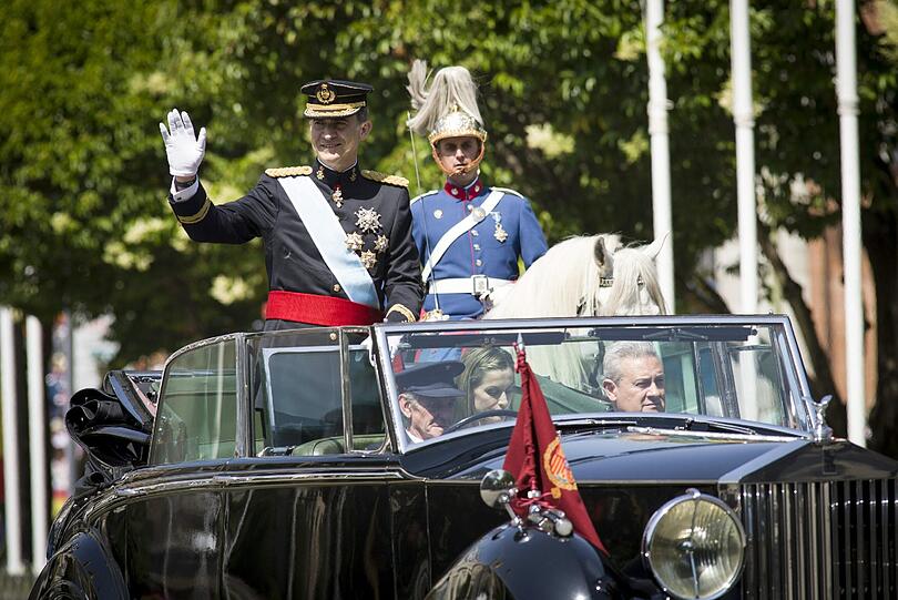 König Felipe VI. vertreibt Trauer über König Fußball - Zehntausende jubeln in Madrid ihrem neuen Monarchen zu. Die Bilder.