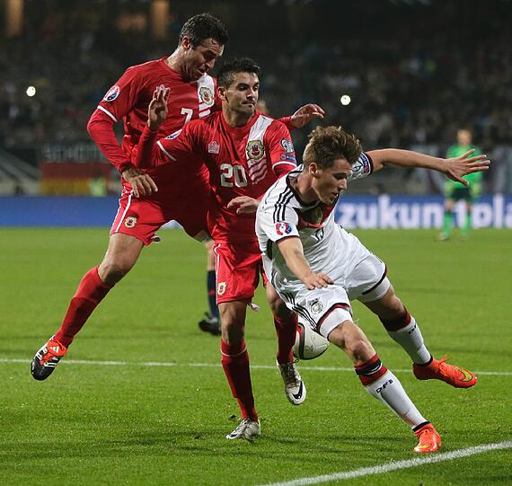 Erik Durm - Note 4 - Erhielt links hinten den Vorzug vor Neuling Jonas Hector. Nutzte die Freiräume nicht genug, marschierte weniger als sein Pendant Mustafi und war auch defensiv nicht immer stabil.