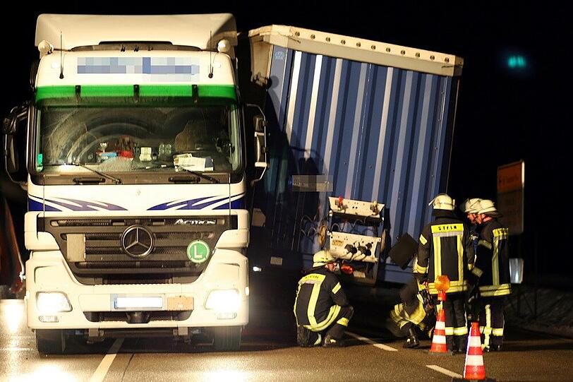Auf der B 304 verlor ein LKW auf Höhe der Abzweigung ST 2104 nach Waging seinen Auflieger.