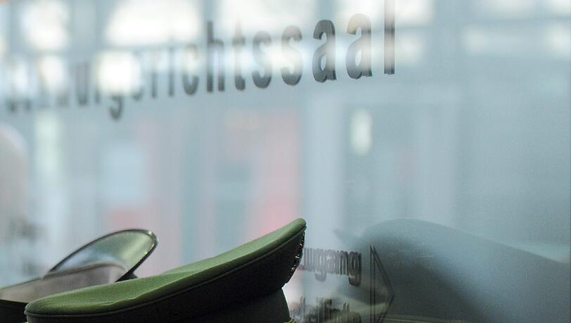 Im Augsburger Prozess um den Mord an dem Polizisten Mathias Vieth ist der Angeklagte zu lebenslanger Haft verurteilt worden.