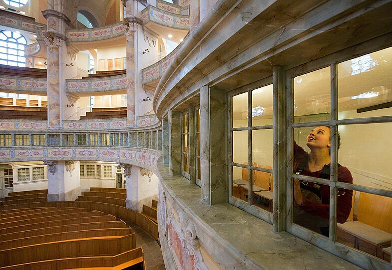 Restauration in der Dresdner Frauenkirche: Die Auszubildende Tischlerin Emmelie Kunz (1. Lehrjahr) schleift am 11.01.2016 einen Fensterrahmen in der Frauenkirche. Für sechs Tage hat die Kirche für Reparatur- und Wartungsarbeiten ihre Türen geschlossen. Über 20 Millionen Menschen haben den Kirchraum in den ersten 10 Jahren besucht, das nicht ohne Spuren bleibt.