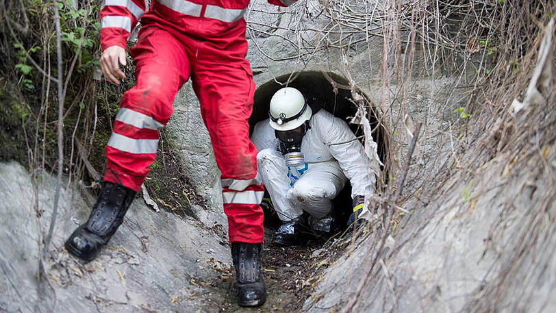 Zusammen mit der Feuerwehr suchte man die Schächte ab.