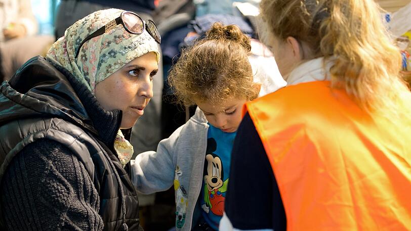 Eine syrische Frau, ihre Tochter und eine freiwillige Helferin. Viele Ehrenamtliche sind von der Politik enttäuscht.