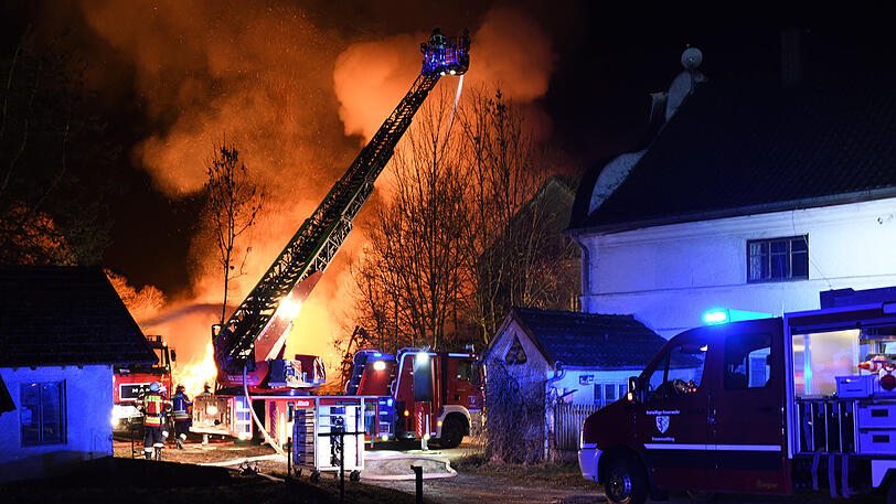 Die Bilder vom Feuerwehreinsatz in Vilsbiburg, bei dem ein Sägewerk komplett abgebrannt ist.