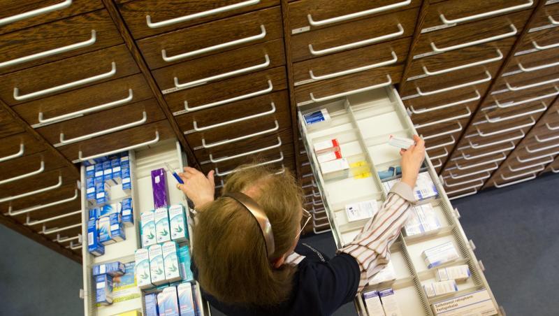 Eine Apothekerin steht in einer Apotheke vor einer ausgezogenen Medikamenten-Schublade. Foto: Friso Gentsch/Archiv Eine Apothekerin steht in einer Apotheke vor einer ausgezogenen Medikamenten-Schublade. Foto: Friso Gentsch/Archiv