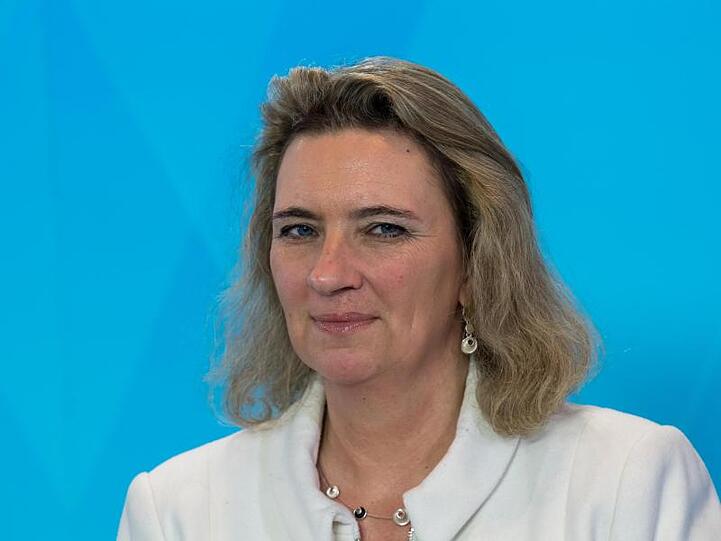 Kerstin Schreyer (CSU) nimmt an einer Pressekonferenz teil.