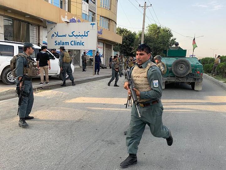 Sicherheitskräfte erreichen den Anschlagsort in Kabul.