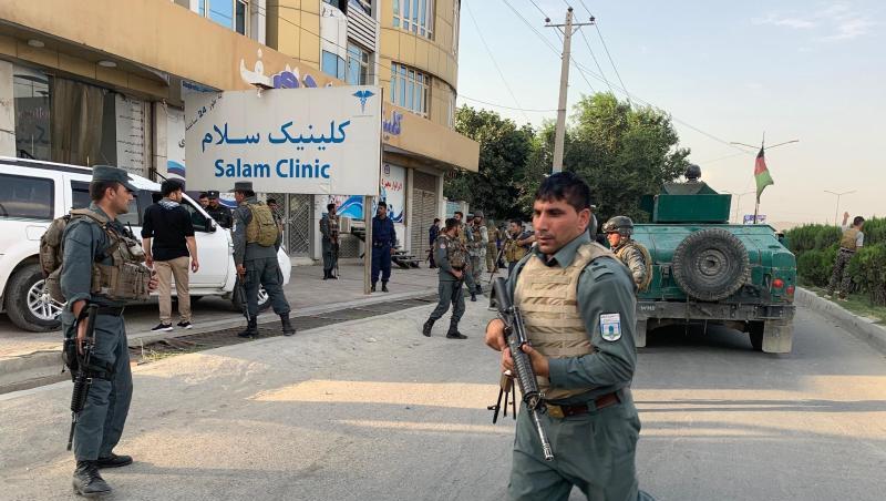 Sicherheitskräfte erreichen den Anschlagsort in Kabul. Sicherheitskräfte erreichen den Anschlagsort in Kabul.