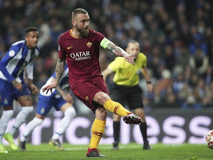 Daniele De Rossi (M) trifft für AS Rom per Elfmeter zum zwischenzeitlichen 1:1-Ausgleich.