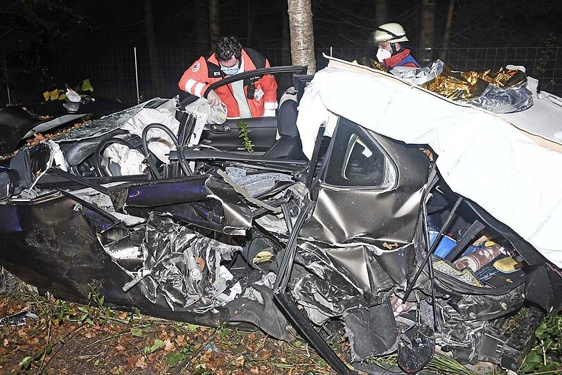 Nach ersten Erkenntnissen prallte ein 26-jähriger Münchner mit seinem Audi A8 von hinten auf den vorausfahrenden Nissan.