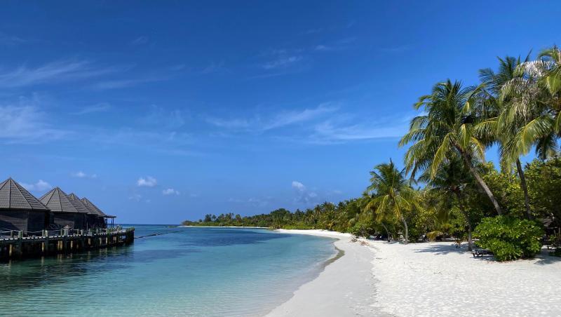 Fußabdrücke sind am leeren Strand auf der Insel zu sehen.