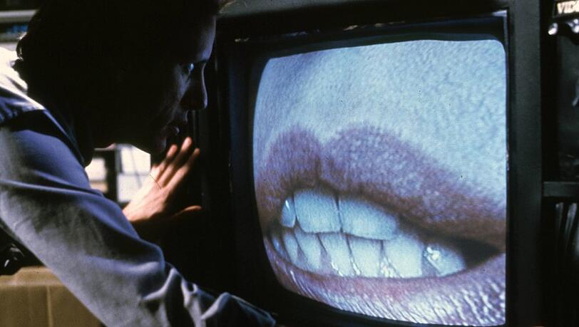 James Woods verfällt in "Videodrome" seinem Fernseher.