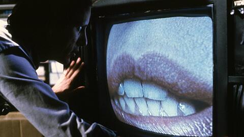 James Woods verfällt in "Videodrome" seinem Fernseher.