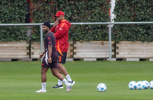 Vincent Kompany mit Serge Gnabry. Vincent Kompany mit Serge Gnabry.