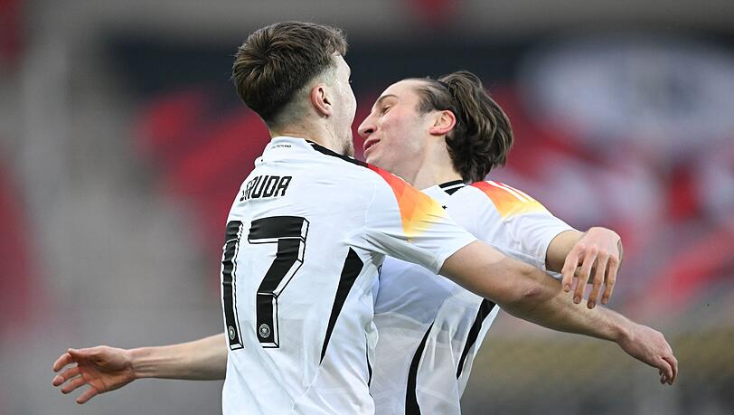 Weniger als ein Jahr nach dem Debüt ist Rocco Reitz (r) im Team gesetzt.