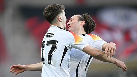 Weniger als ein Jahr nach dem Debüt ist Rocco Reitz (r) im Team gesetzt.