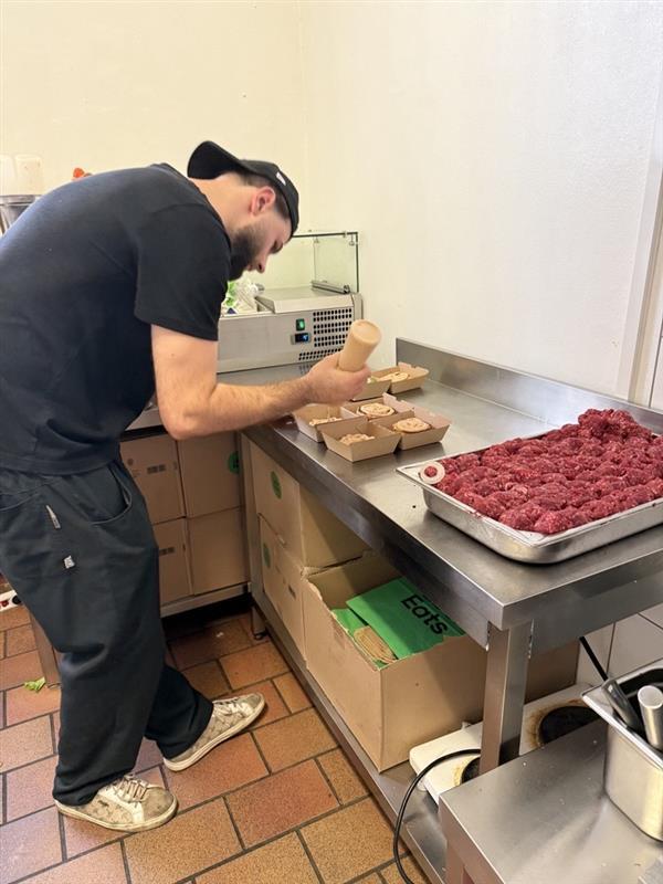 Kollege Bajram Zumberi beim Burgermachen.