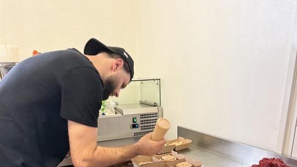 Kollege Bajram Zumberi beim Burgermachen. Kollege Bajram Zumberi beim Burgermachen.