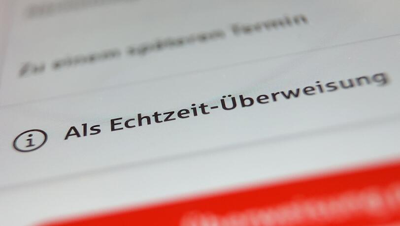 Innerhalb von Sekunden ist das Geld von einem aufs andere Konto überwiesen. (Symbolbild)