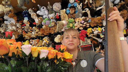 Steht seit Kindesbeinen in der Schießbude „Bayerisches Schützenhaus“: Sandra Besold-Hirt. Jetzt wurde das Geschäft der 35-Jährigen als „Bestes Geschäft auf dem Frühlingsfest, Sparte Schießen“ ausgezeichnet. Steht seit Kindesbeinen in der Schießbude „Bayerisches Schützenhaus“: Sandra Besold-Hirt. Jetzt wurde das Geschäft der 35-Jährigen als „Bestes Geschäft auf dem Frühlingsfest, Sparte Schießen“ ausgezeichnet.