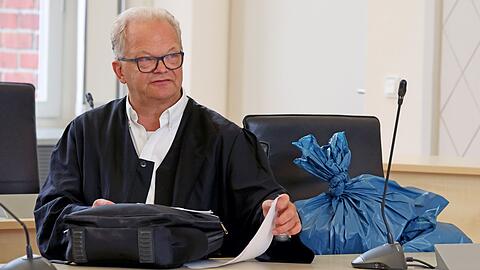Der Verteidiger brachte f&uuml;r eine Analyse Kleidungsst&uuml;cke in blauen S&auml;cken mit.