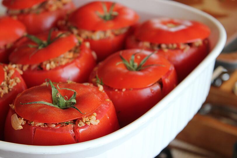 Jemista bedeutet wörtlich "gefüllt". Dieses Gericht wird mit Tomaten, Paprika oder auch Zucchini gekocht, die mit Knoblauch, Zwiebeln, Fruchtfleisch, Kräuter, vorgekochtem Reis, Zitronensaft, Zimt und Feta gefüllt werden. Noch mit etwas Olivenöl beträufelt, muss das Gemüse 30 Minuten im Ofen backen. Auch zu diesem Sommergericht passt hervorragend Tsatsiki. Jemista bedeutet wörtlich "gefüllt". Dieses Gericht wird mit Tomaten, Paprika oder auch Zucchini gekocht, die mit Knoblauch, Zwiebeln, Fruchtfleisch, Kräuter, vorgekochtem Reis, Zitronensaft, Zimt und Feta gefüllt werden. Noch mit etwas Olivenöl beträufelt, muss das Gemüse 30 Minuten im Ofen backen. Auch zu diesem Sommergericht passt hervorragend Tsatsiki.
