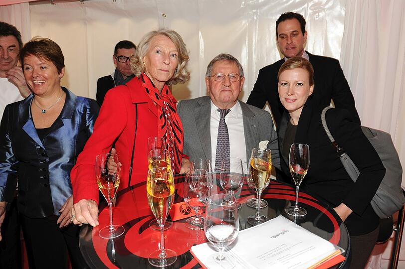 Es ist der Inbegriff von Haute Cuisine in
Deutschland: das Restaurant &bdquo;Tantris&ldquo; in München, dessen Name im
Buddhismus &bdquo;Suche nach Vollkommenheit&ldquo; bedeutet. Am Wochenende feierte das "Tantris" seinen 40. Geburtstag. Die AZ zeigt die Bilder der exklusiven Geburtstagsfeier.