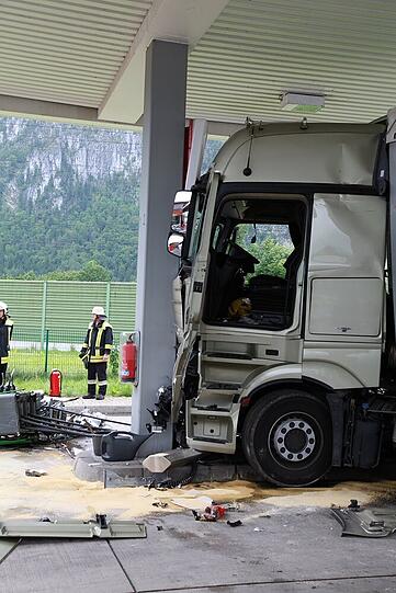 ...mit speziellem Pulver soll auslaufendes Öl und Kraftstoff gebunden werden.