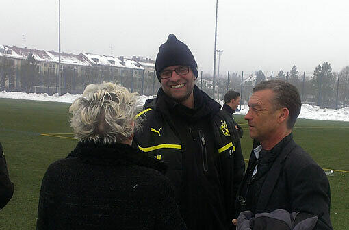 Christl Estermann (l.) im Gespräch mit Jürgen Klopp (M.) und Florian Hinterberger.