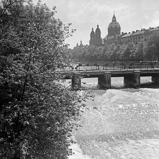 Das Wehr über die Isar führt auf die Praterinsel. Im Hintergrund ist die Lukaskirche zu sehen.