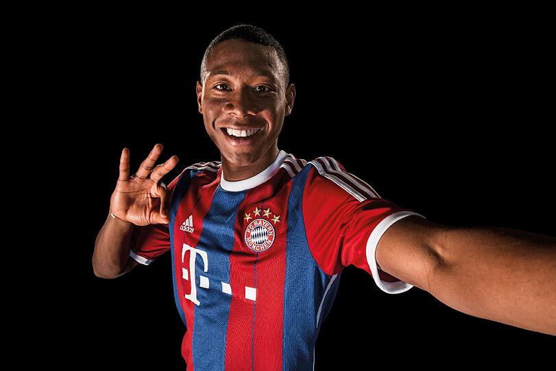 Rot-Blaue Streifen, "Mia san Mia" im Nacken: Das neue Heimtrikot des FC Bayern. Die Bilder...