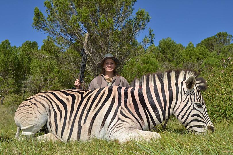 Michaela Fialova provoziert Tierschützer und postet immer mehr Bilder ihrer Trophäen. Jetzt schockiert die Jägerin mit einem Video über "Zebra-Steak"